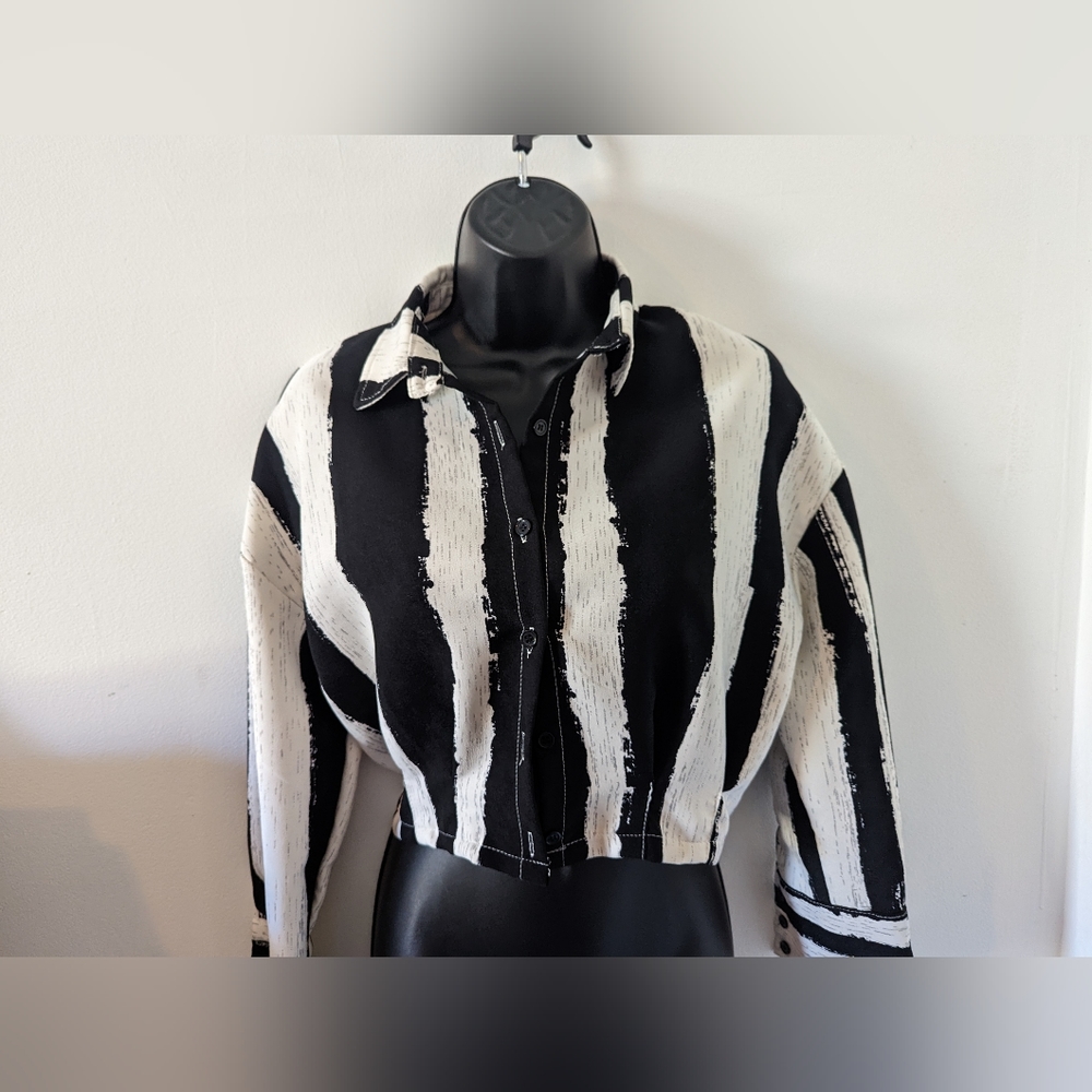 Bause dream black and white women's m crop button up